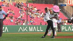 South Korean rhythmic gymnast Shin Soo-ji's first pitch