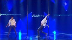Amazing Monkey Like Pole Acrabatics