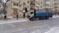 Frost turns Baku street into ice rink for cars